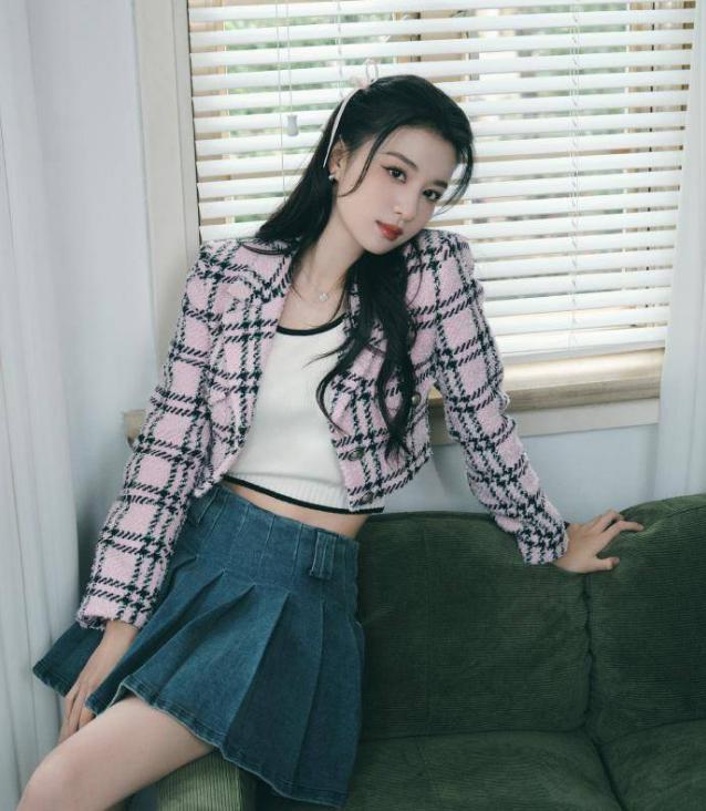 王楚然私服穿搭机场工装裤,王楚然穿搭宽松牛仔外套