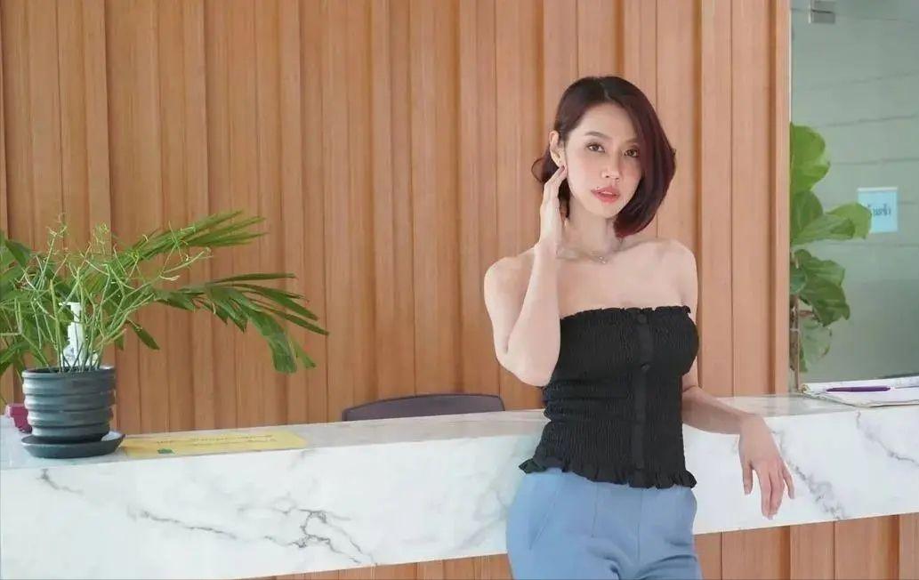 网红富婆租车拍视频装有钱人,养豹的富婆