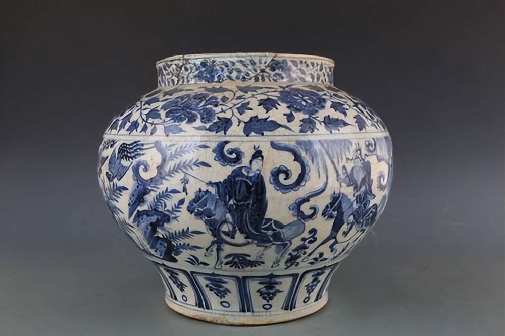 广西挖骨灰坛,工人挖出骨灰缸