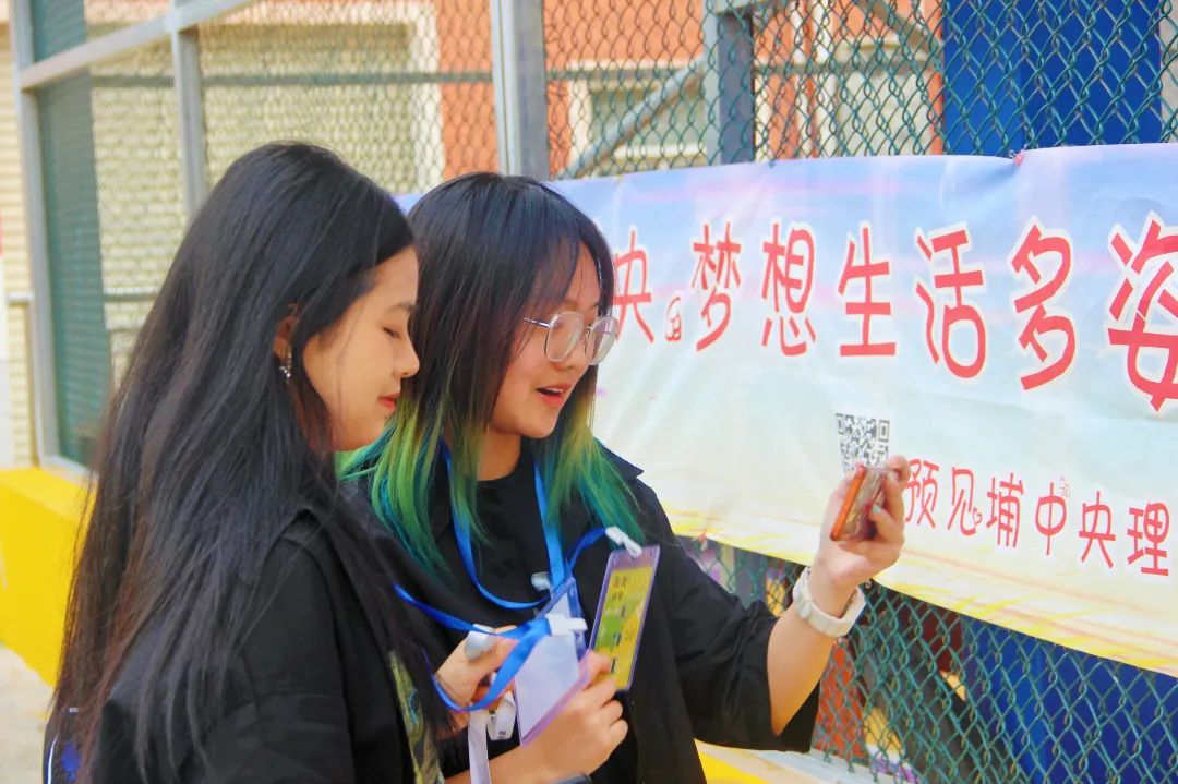 好吃又好玩！大学生和村民一起“摆摊”，现场太热闹......