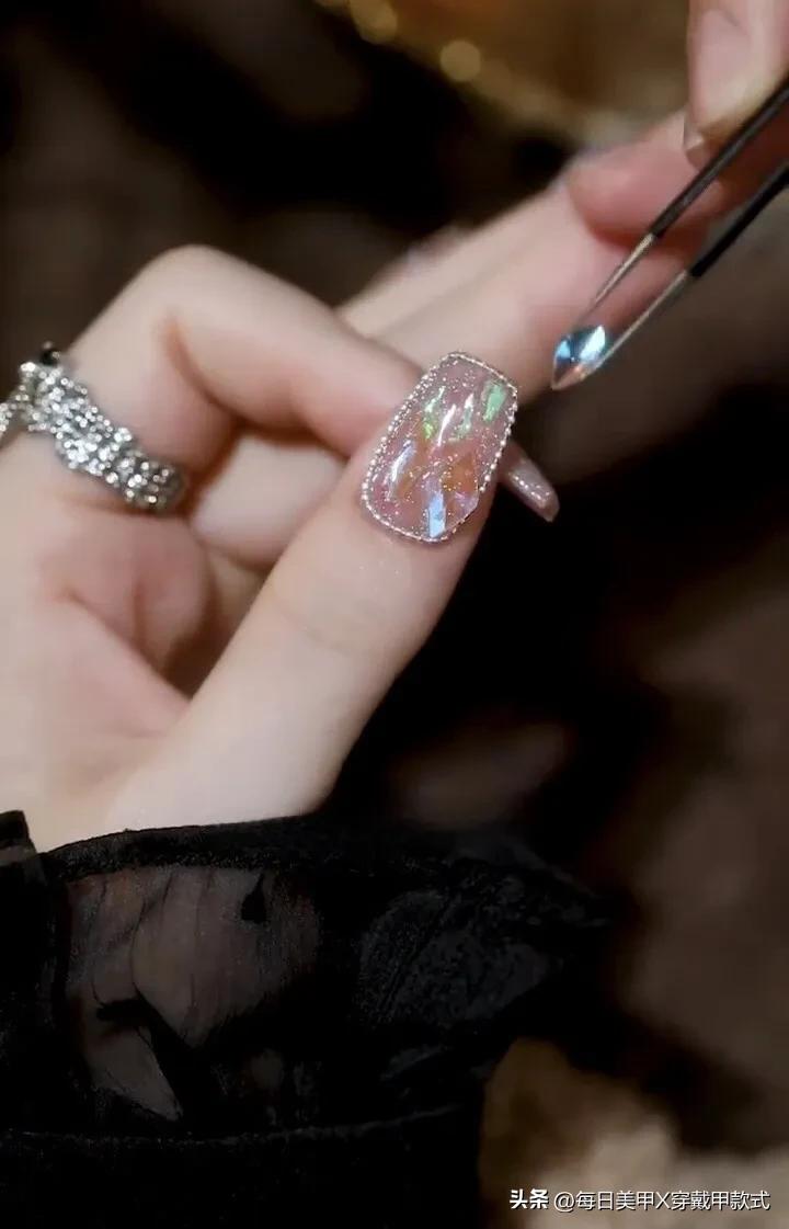 仙气爆闪碎钻美甲怎么做,极光钻美甲做法