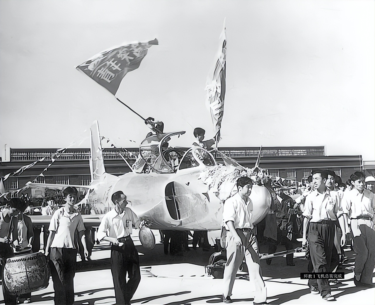 我国第一架自行设计的飞机型号,我国自行制造的第一架喷气式飞机