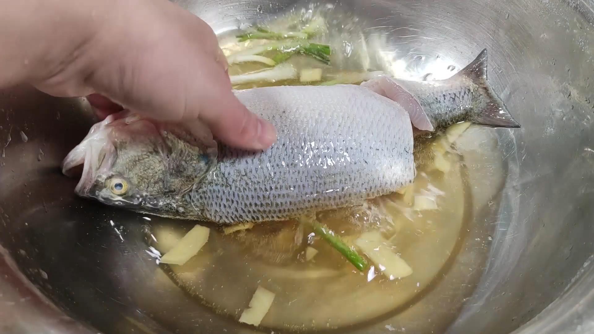 清蒸鲈鱼之前需如何处理一下,清蒸鲈鱼好吃的秘诀