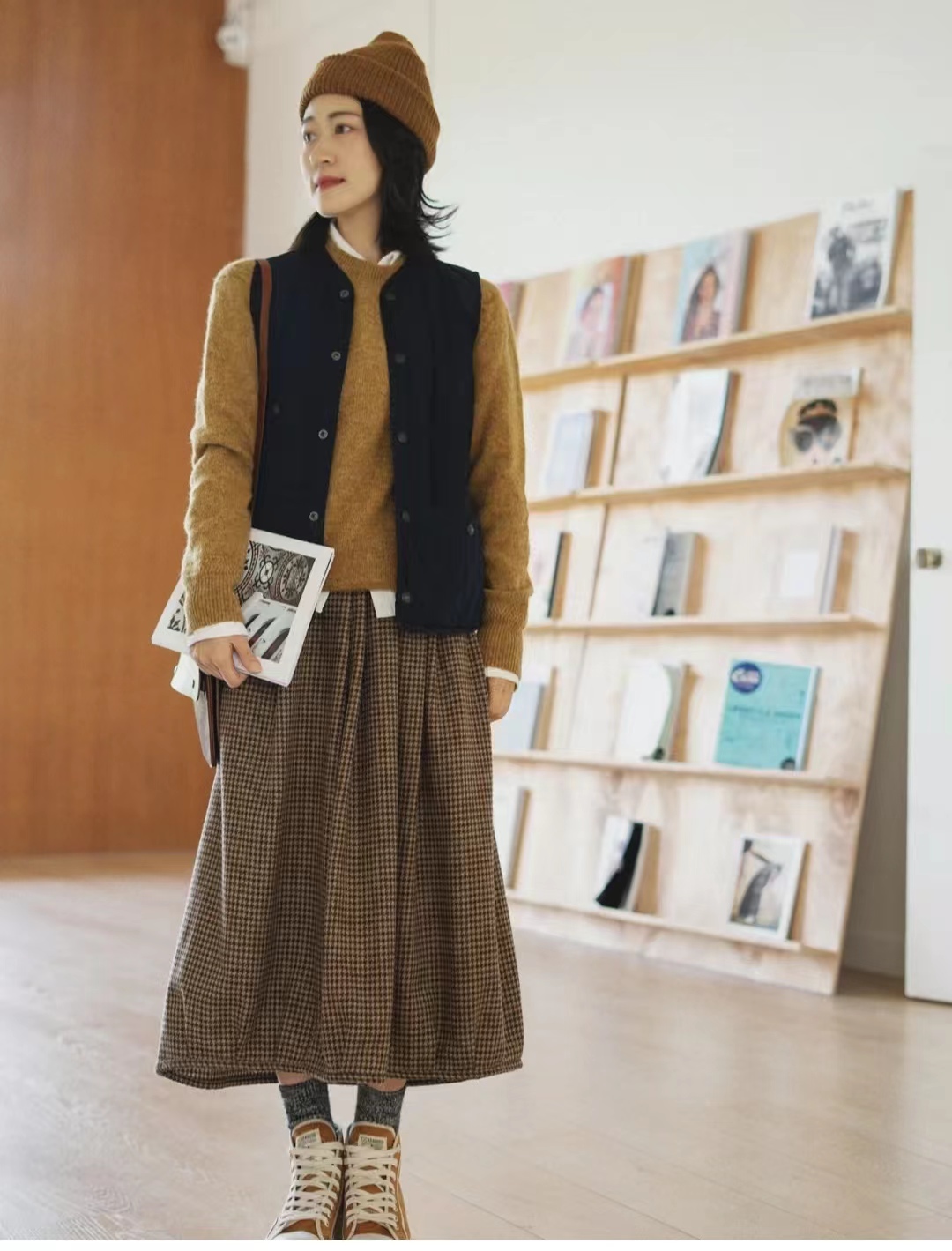 千鸟格半身裙秋冬款a字版30岁,黑白千鸟格半身裙配原绒色毛衫