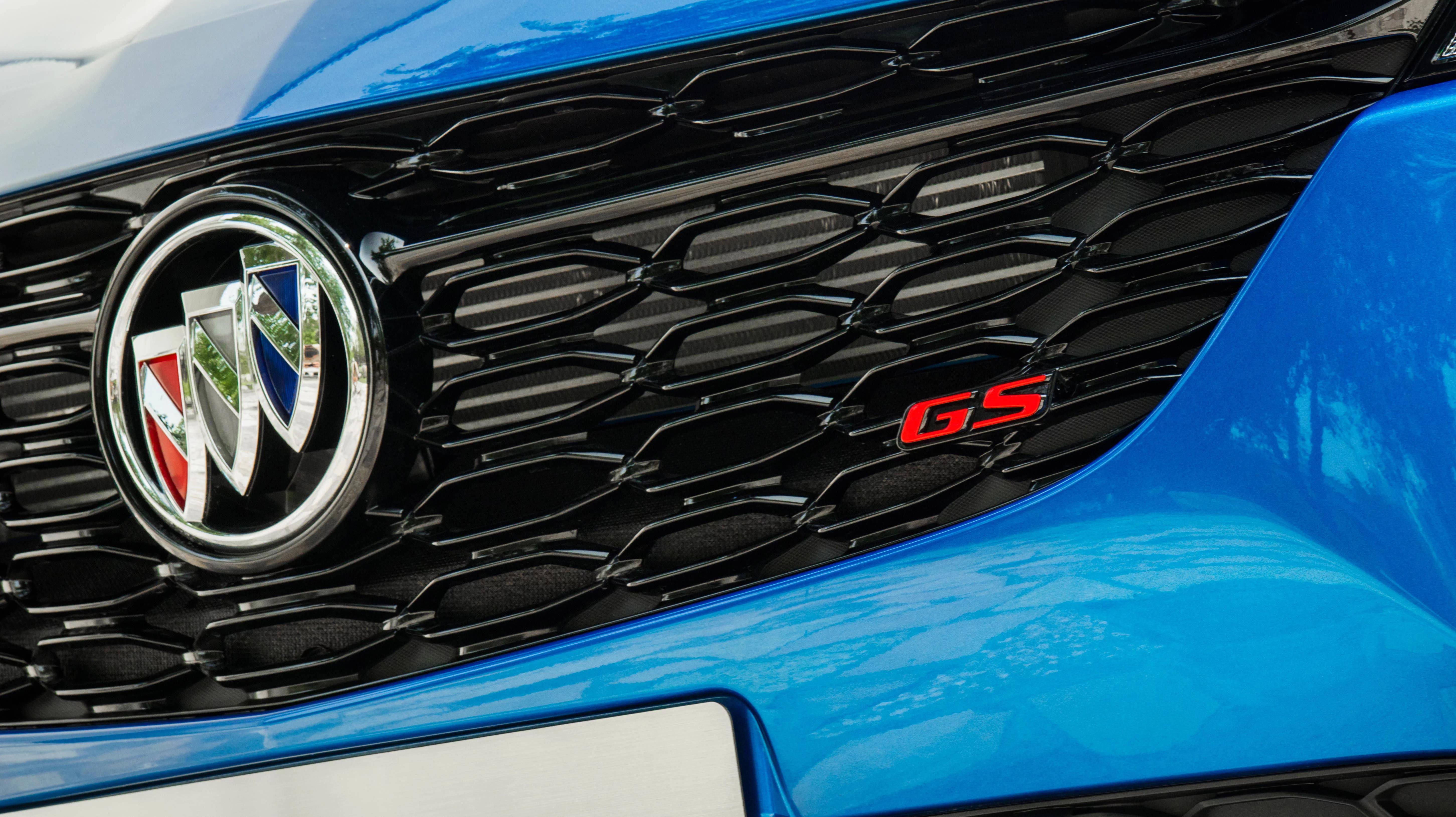 别克威朗ProGS，外观挺不错的，颜色是宝蓝色我很喜欢