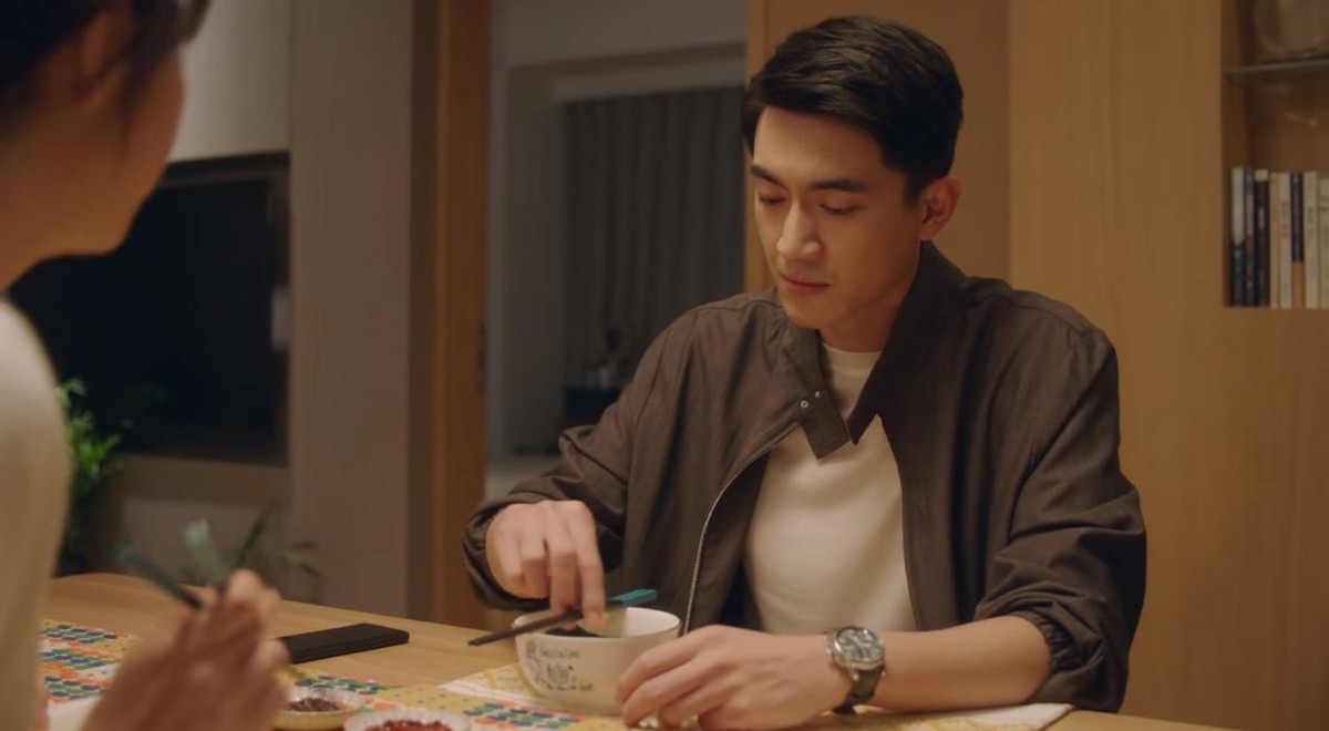 《请叫我总监》：谭松韵的皱纹，*冰白**的眼袋，这部剧的滤镜好真实