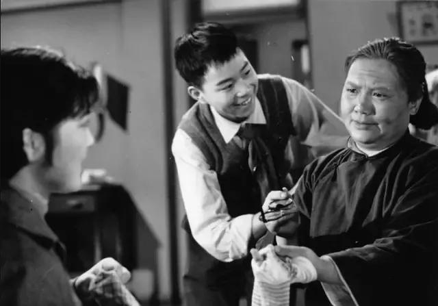 老电影海燕,老电影两个小足球队1956插曲