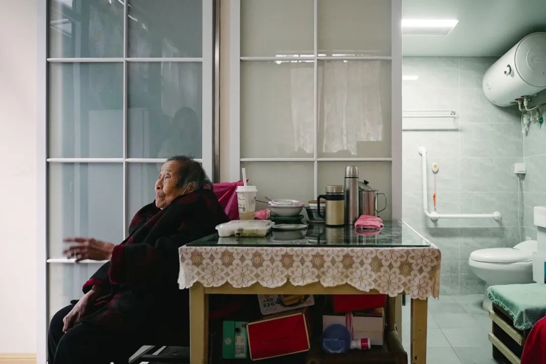 家里老人摔倒该怎么办,家里老人跌倒了买什么东西比较好