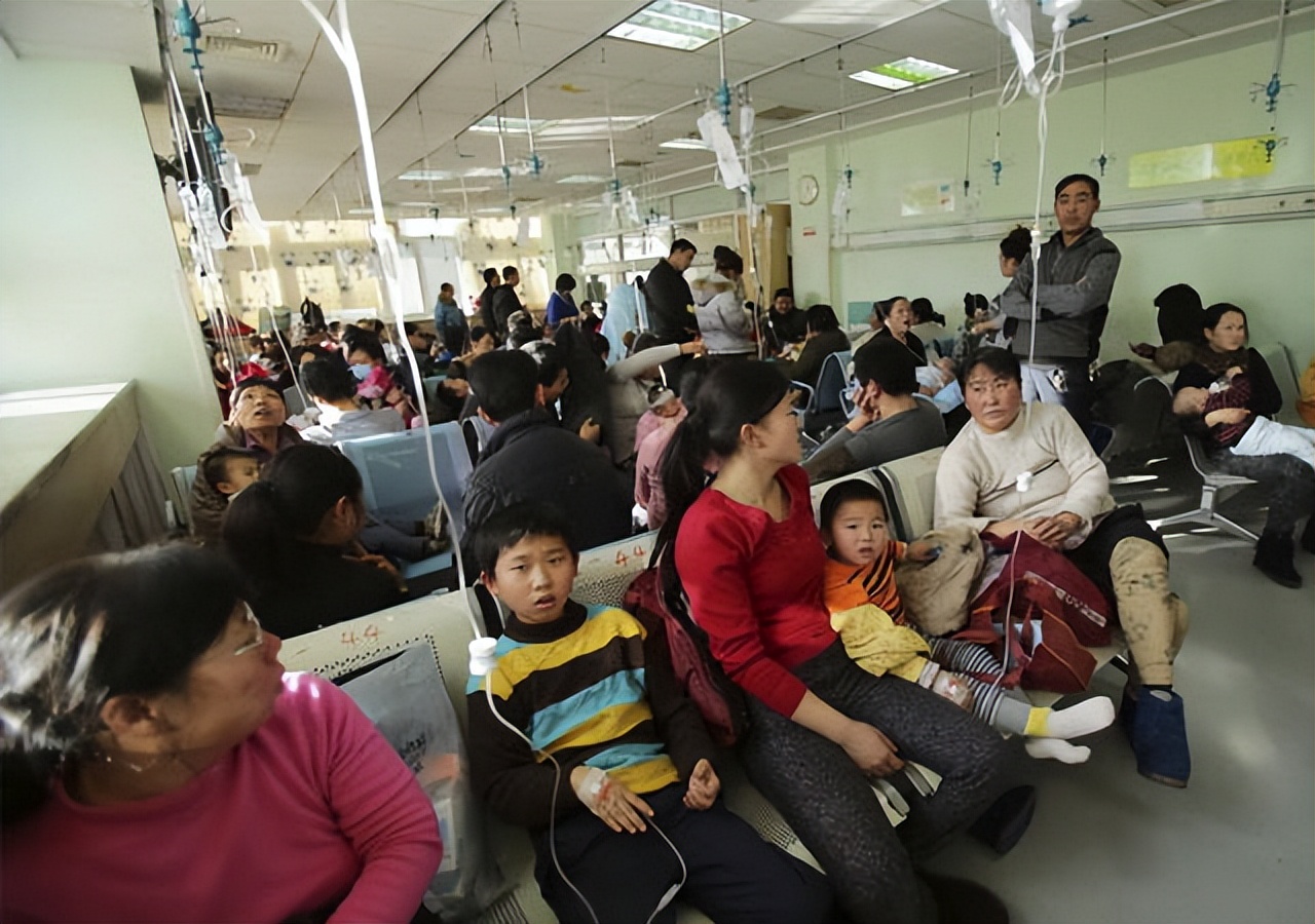 别再抢蒙脱石散了，医生：孩子用了会导致中毒，这种液体更有效