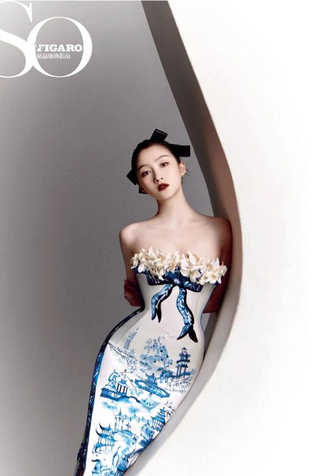 赵露思穿上廉价中国风礼服，俗成了18线网红