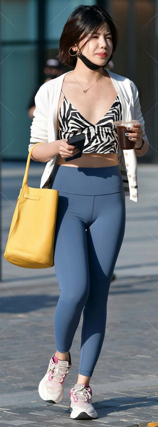 时尚界的焦点：开衫、斑马纹吊带和瑜伽裤的完美三角组合