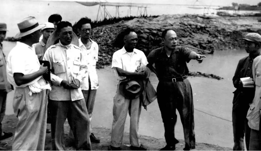 1955年，蒋介石指着十大元帅名单，对宋美龄苦笑：这个人太厉害了