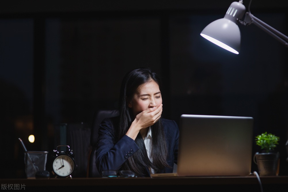 上班族每天很困怎么办,冬天人为什么容易犯困