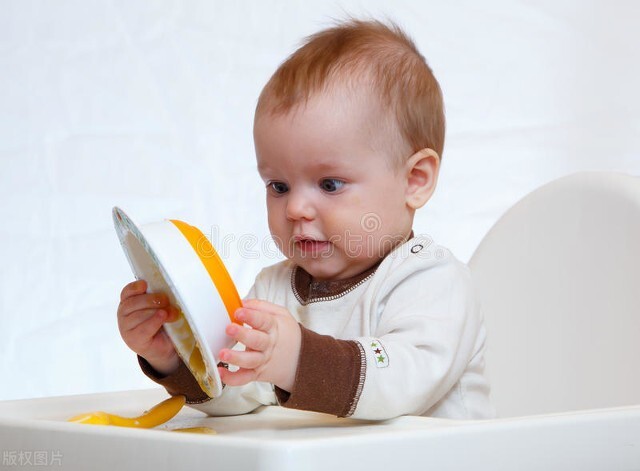 小孩吃饭喜欢吞饭怎么纠正,怎么解决孩子吃饭老是含着