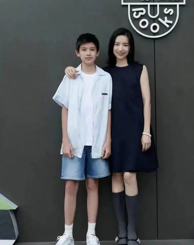 朱一龙肖战蓝色三格,朱一龙肖战霸榜