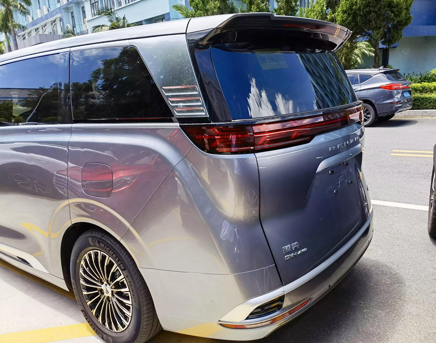 腾势d9入门豪华版,腾势d9纯电版前脸改变混动版前脸