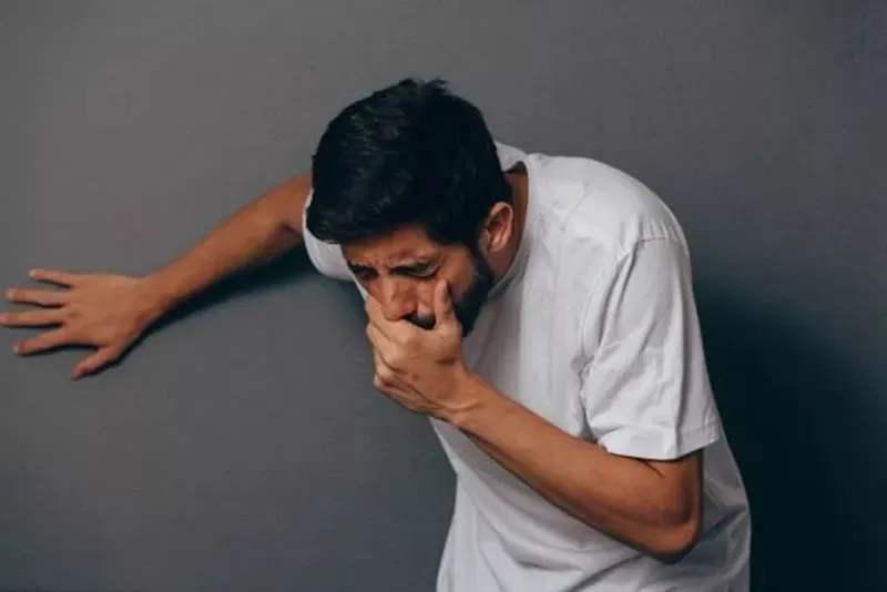 一次吞了五颗安眠药会有什么症状,一次服用一百颗安眠药