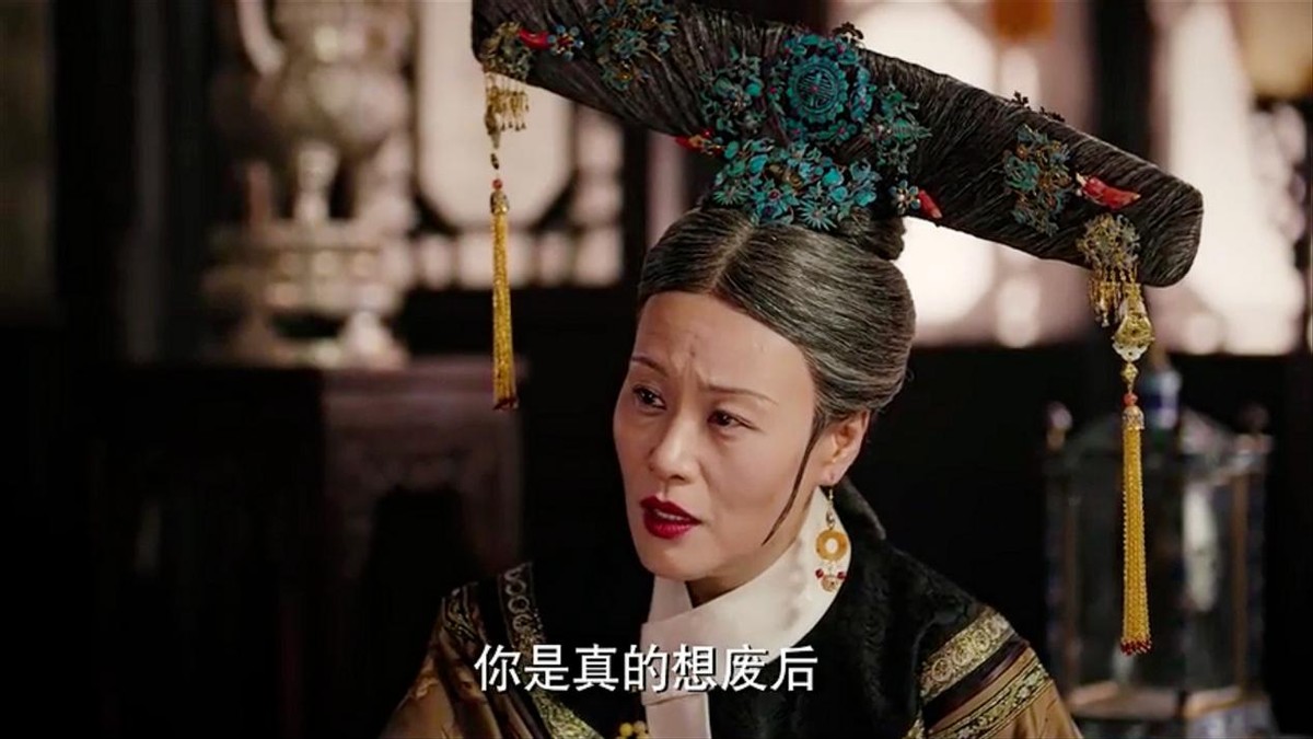 如懿剪掉她的画像焚烧,如懿死前把画剪了