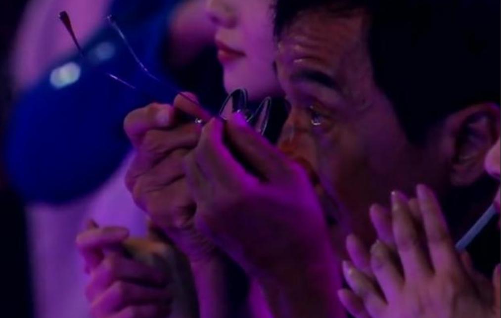 徐小凤怼人场面,周润发致敬徐小凤图文