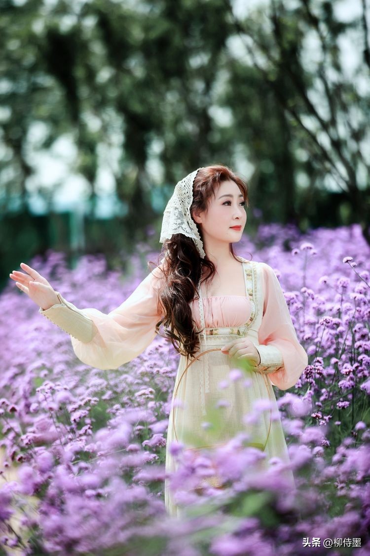 45岁如何拍照姿势好看,中年女性如何拍照最好看