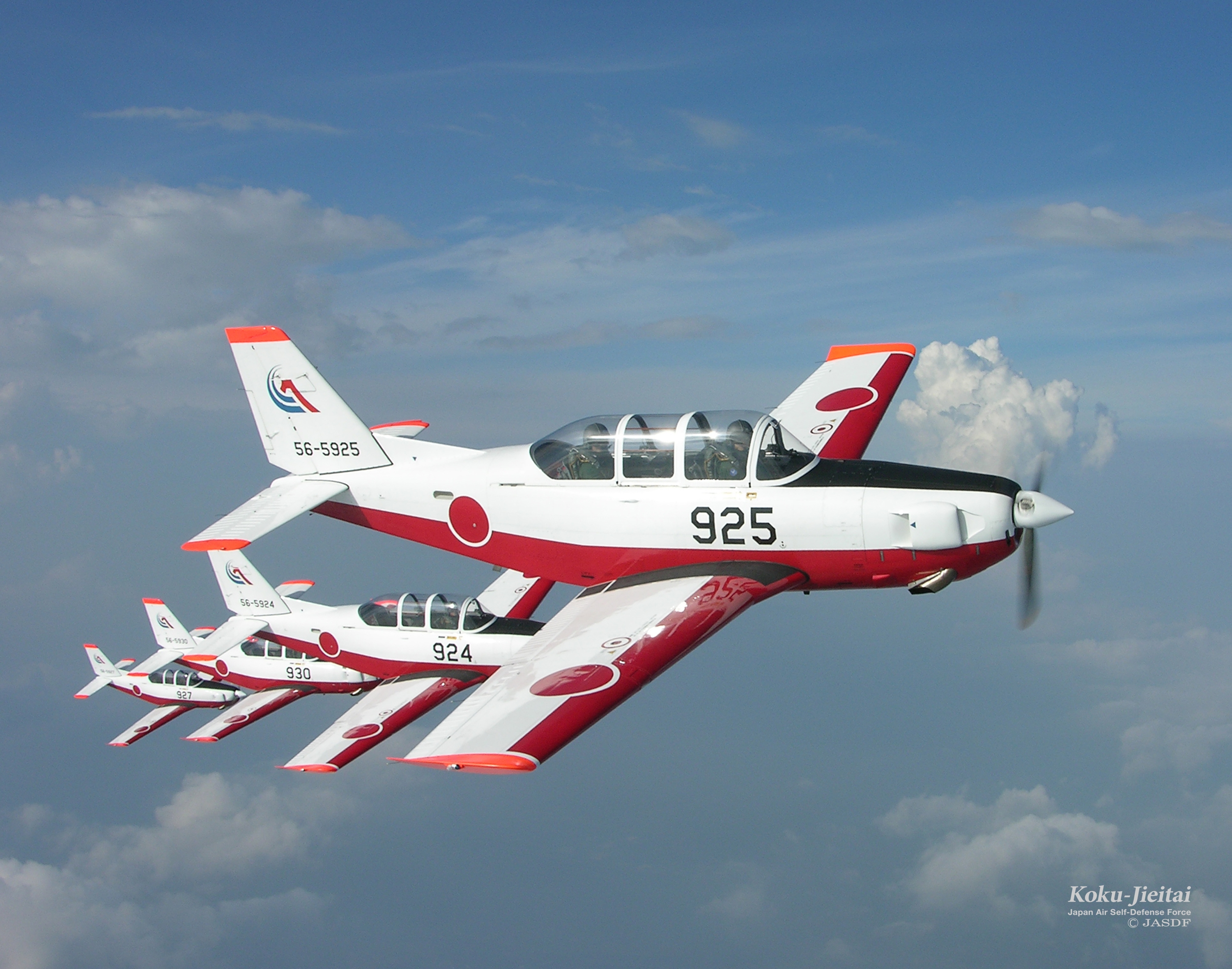 日本列岛的初级和中级训练机“富士T-7”