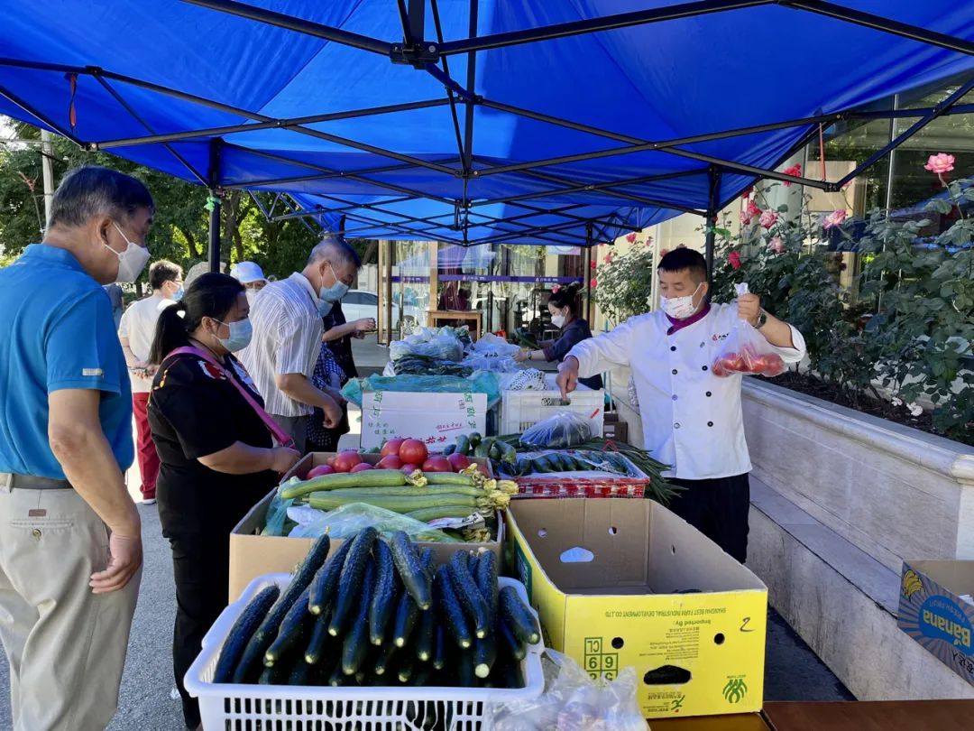 餐饮业摆摊自救：酒吧老板摆摊卖凉皮，烤鸭店卖蔬菜
