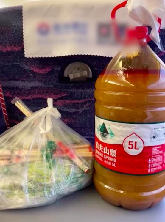 游客用5L桶带螺蛳粉汤,长途旅行携带速食螺蛳粉