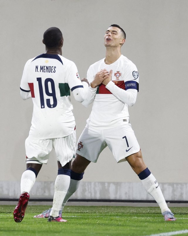 c罗首秀6次射门进2球获评8.5分,c罗再现标志性庆祝创4大里程碑