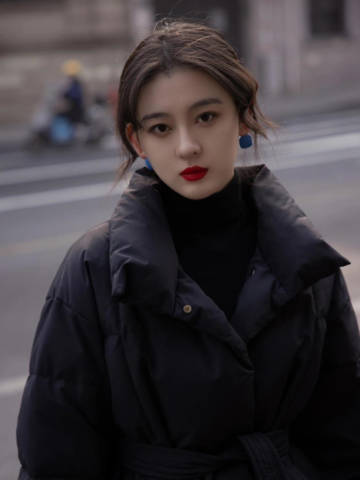 黑色羽绒服穿搭高级感中款,黑色羽绒服冬季高级感穿搭小个子