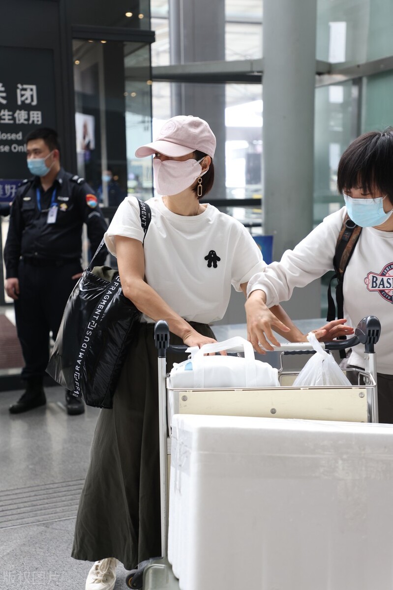 马伊琍最新穿搭羽绒服现身机场,马伊琍短裤现身机场