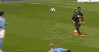 b席任意球破门沃克鼓掌,b席2分钟进球