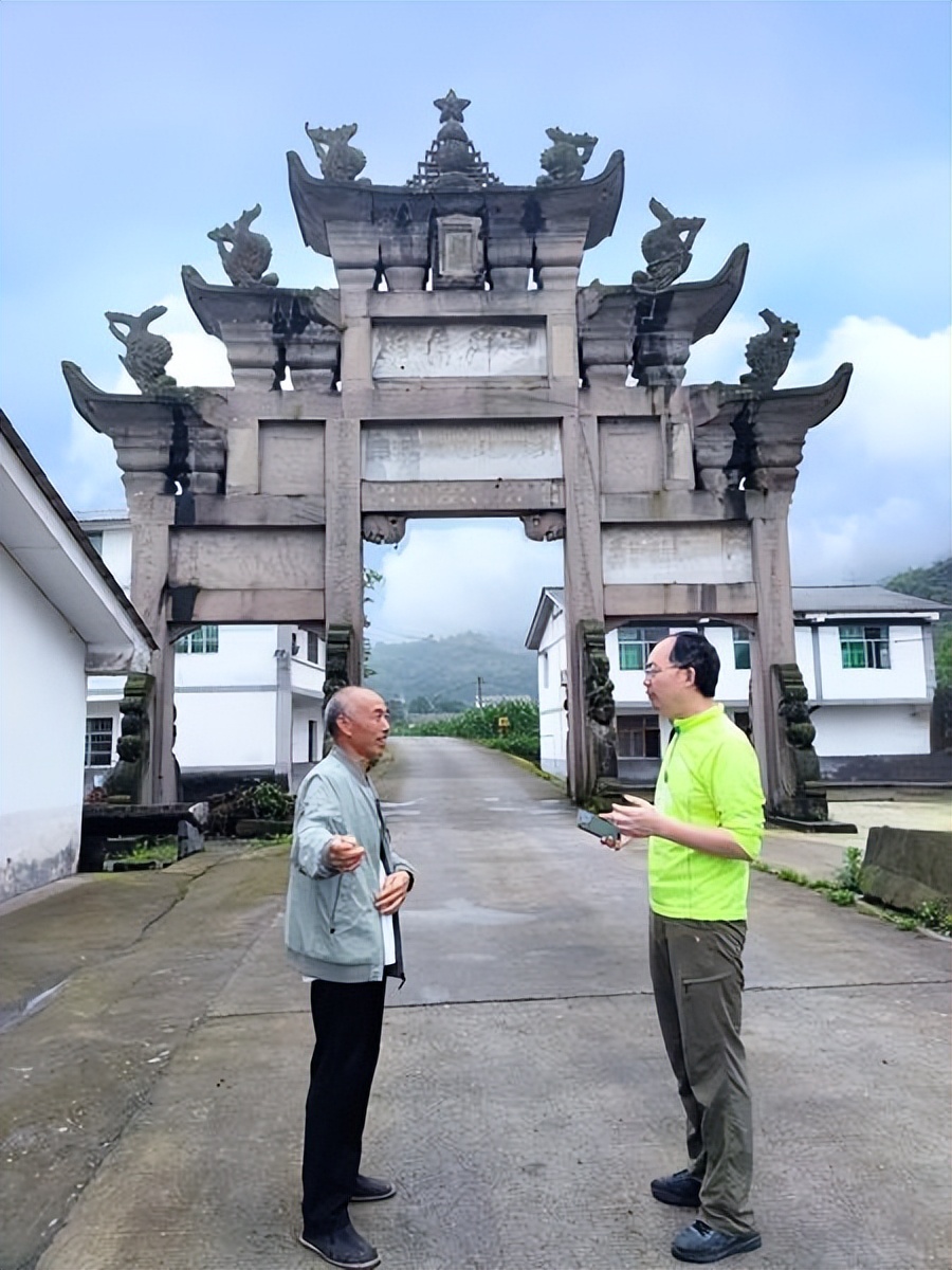 重庆綦江修缮破旧庙,綦江古剑牌坊