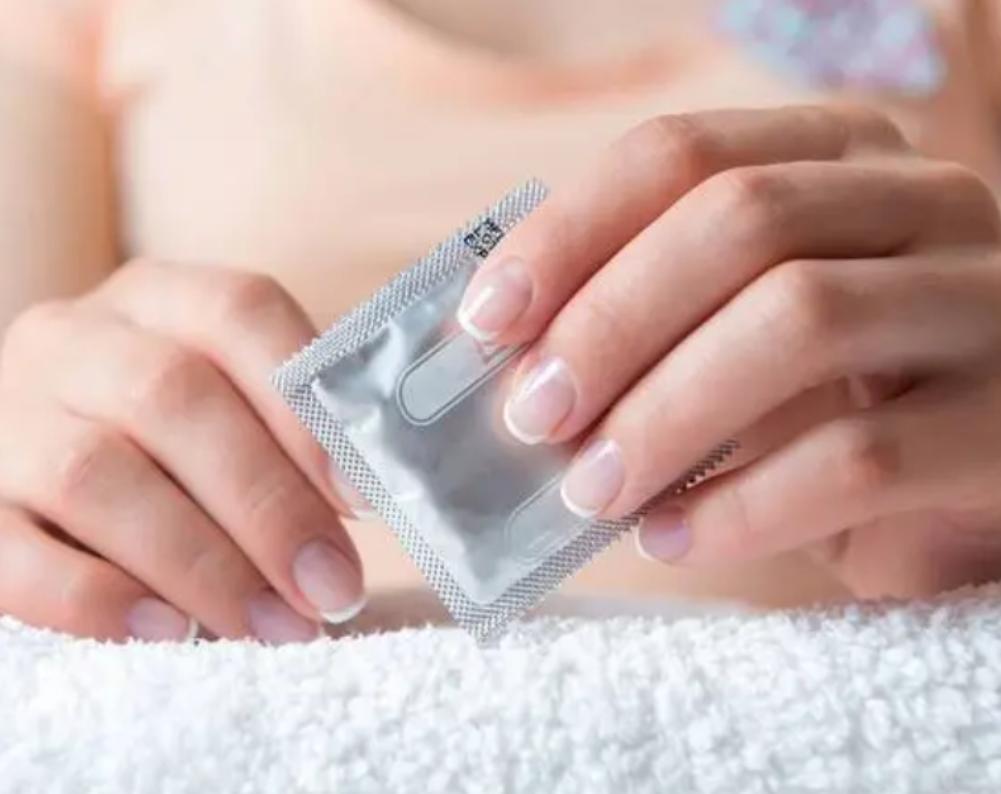 为什么安全套上有一层油？不小心沾嘴上会危害身体吗？一文了解