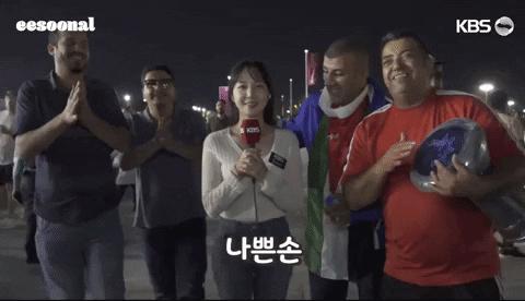 韩国女记者世界杯遭球迷搂肩,世界杯漂亮韩国女球迷