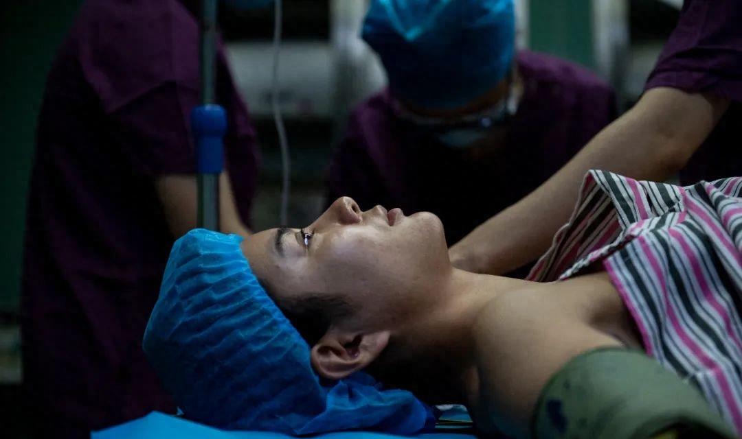 一位女明星隆胸5次,女演员隆胸