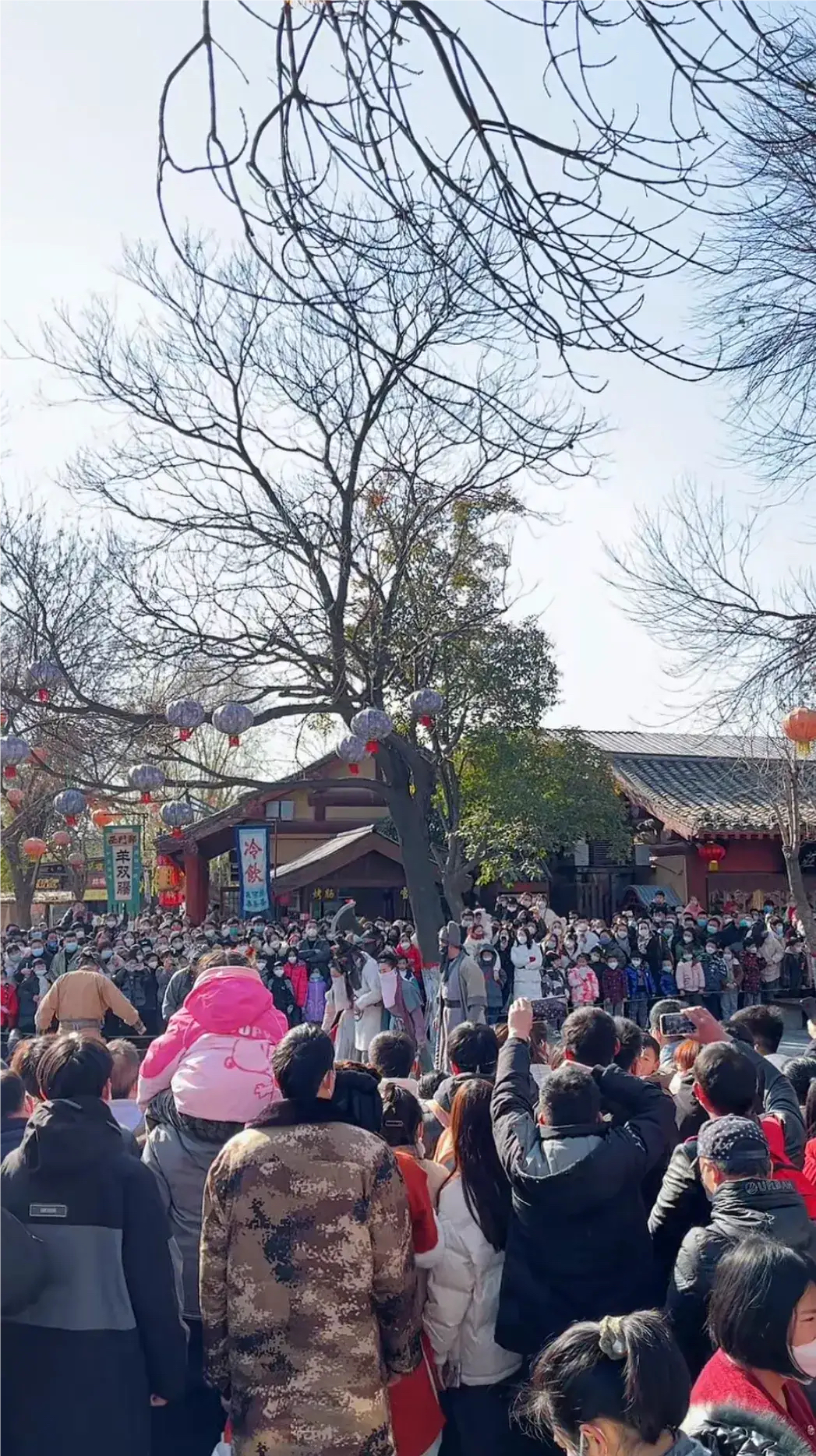 大年初一开封清明上河园人山人海,河南开封清明上河园人山人海航拍