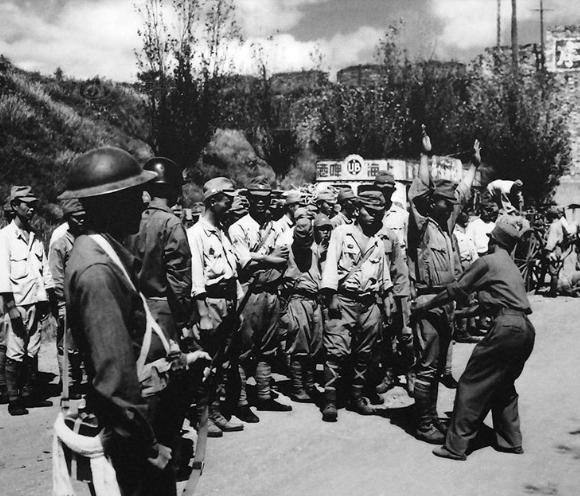 蒋介石善待日本战俘换来的是什么？日本战俘走时砸烂手表烧毁纸币