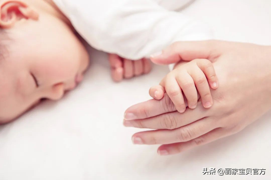 两个孩子，一个睡觉多一个睡得少，10年后的差距明显