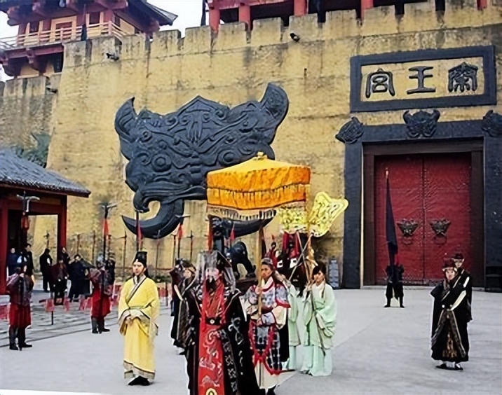 “出*身卖**体”日赚3000元，横店20万群演美女如云，却成为懒汉天堂