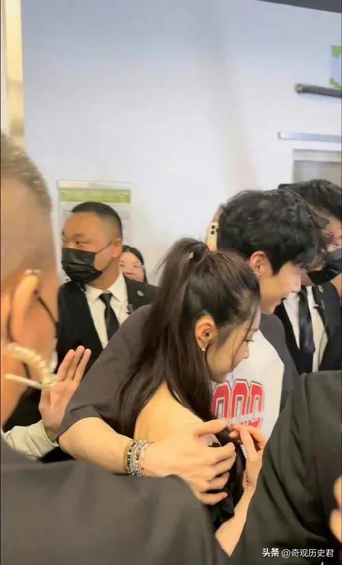 白敬亭宋轶扫楼拍照换玩偶,白敬亭穿外套抱宋轶