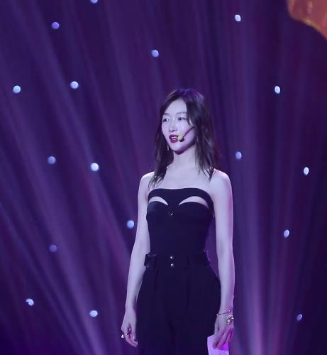 周冬雨杜江金鸡,金鸡奖周冬雨念稿子