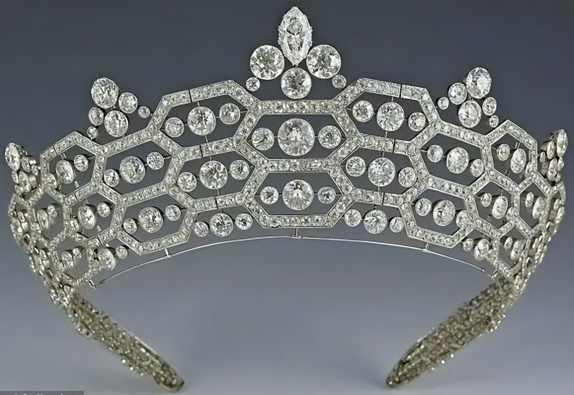 英国王后卡米拉年轻时身材好吗,卡米拉黛妃的珠宝