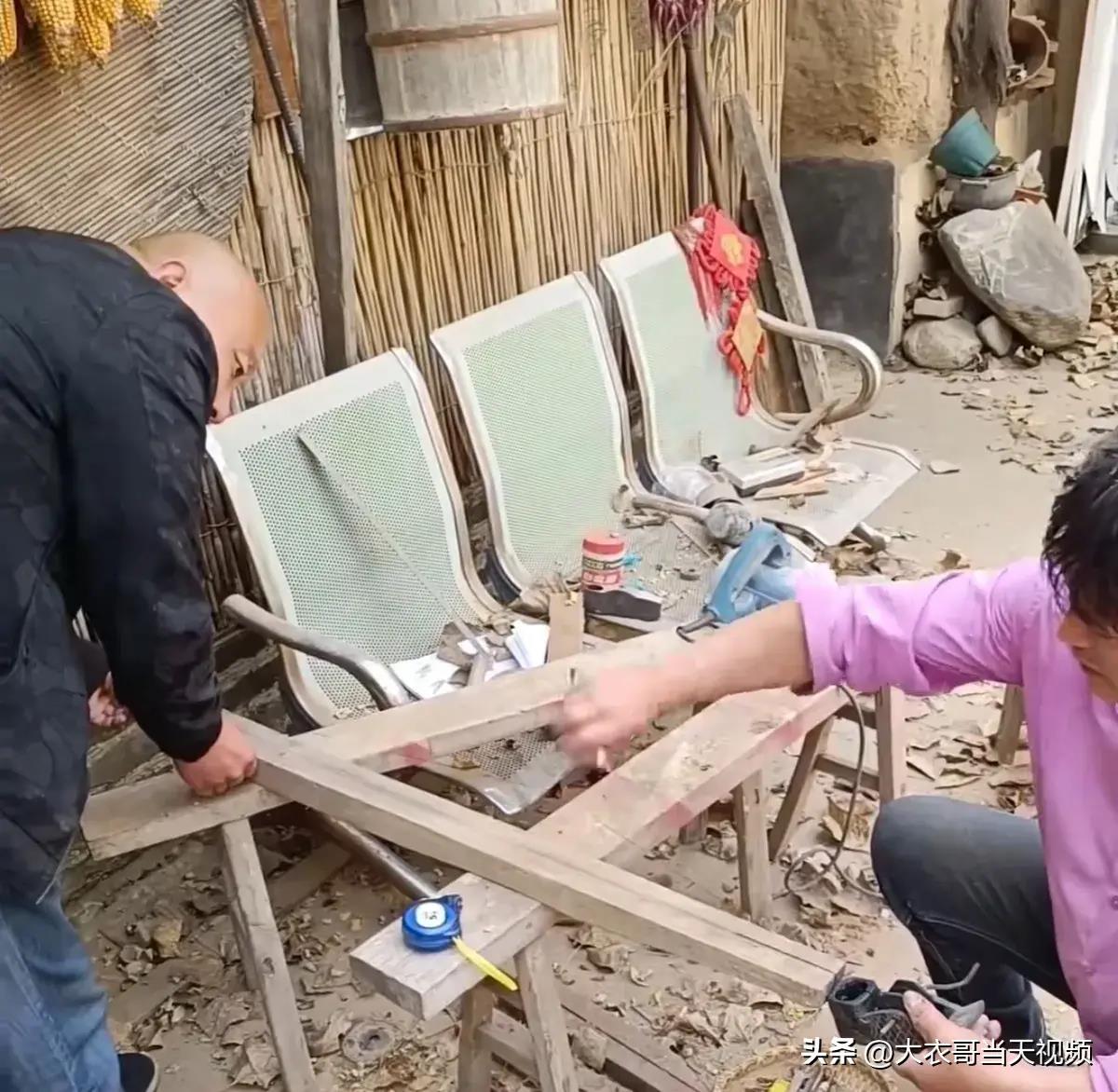 大衣哥被粉丝吓的视频,大衣哥砸门视频