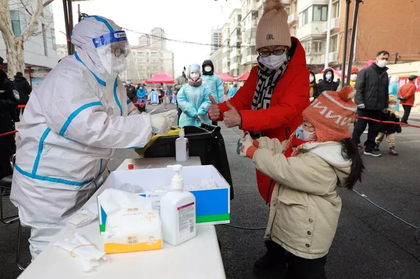 赞抗疫英雄七言律诗,赞抗疫医护诗词