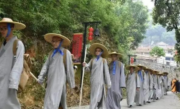 当代有哪些苦行僧人,僧人出家之前经历的磨难坎坷