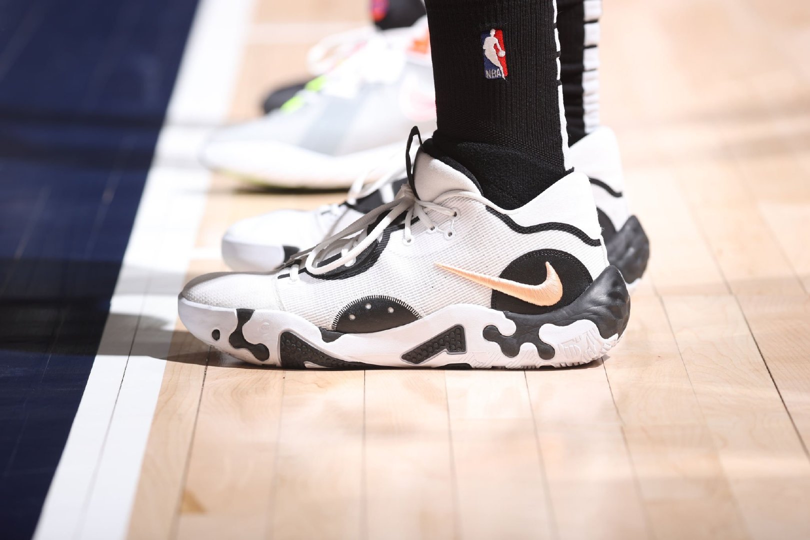 附加赛拉塞尔上脚鞋,拉塞尔李宁比赛