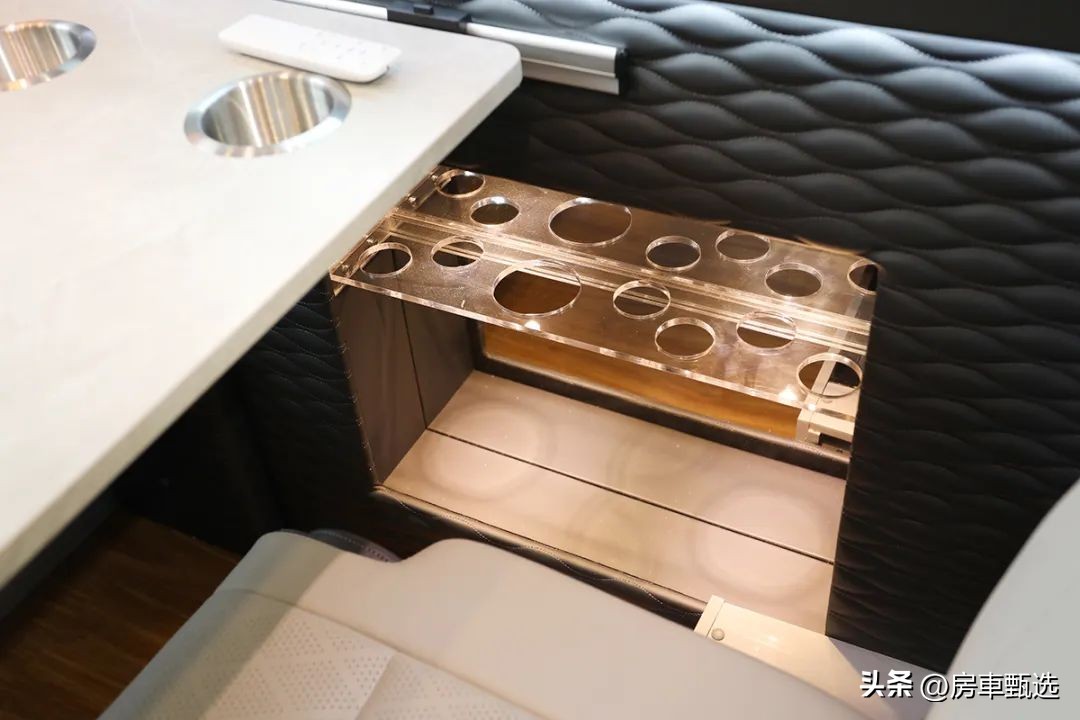 福特新全顺升顶商旅房车,福特新全顺2023款旅居房车