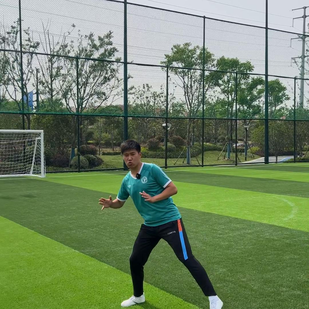 足球青少年1v1对抗练习,足球1v1对抗教案图片