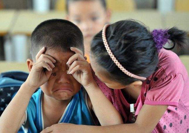 孩子在学校受欺负家长一招解决,孩子被欺负妈妈教科书式处理