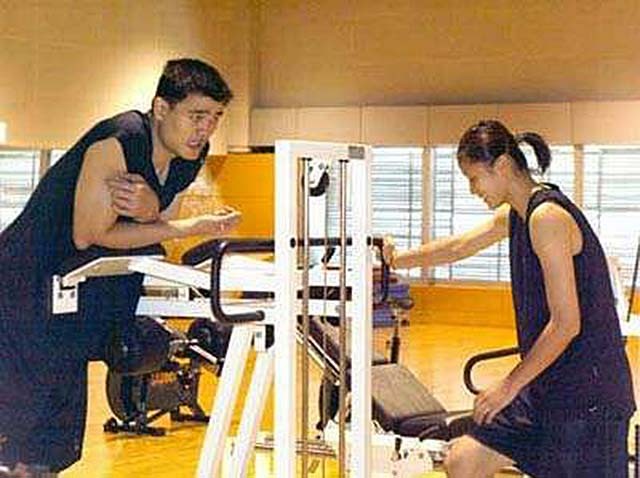 姚明和老婆叶莉成全场焦点,姚明妻子叶莉的简历